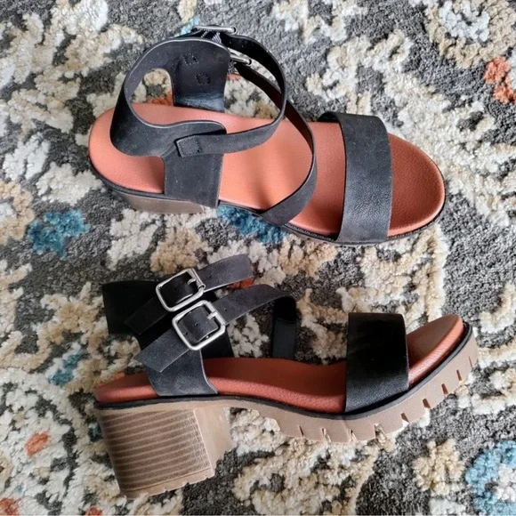 MIA Janyee Lug Sole Ankle Strap Sandals - Picture 6 of 11